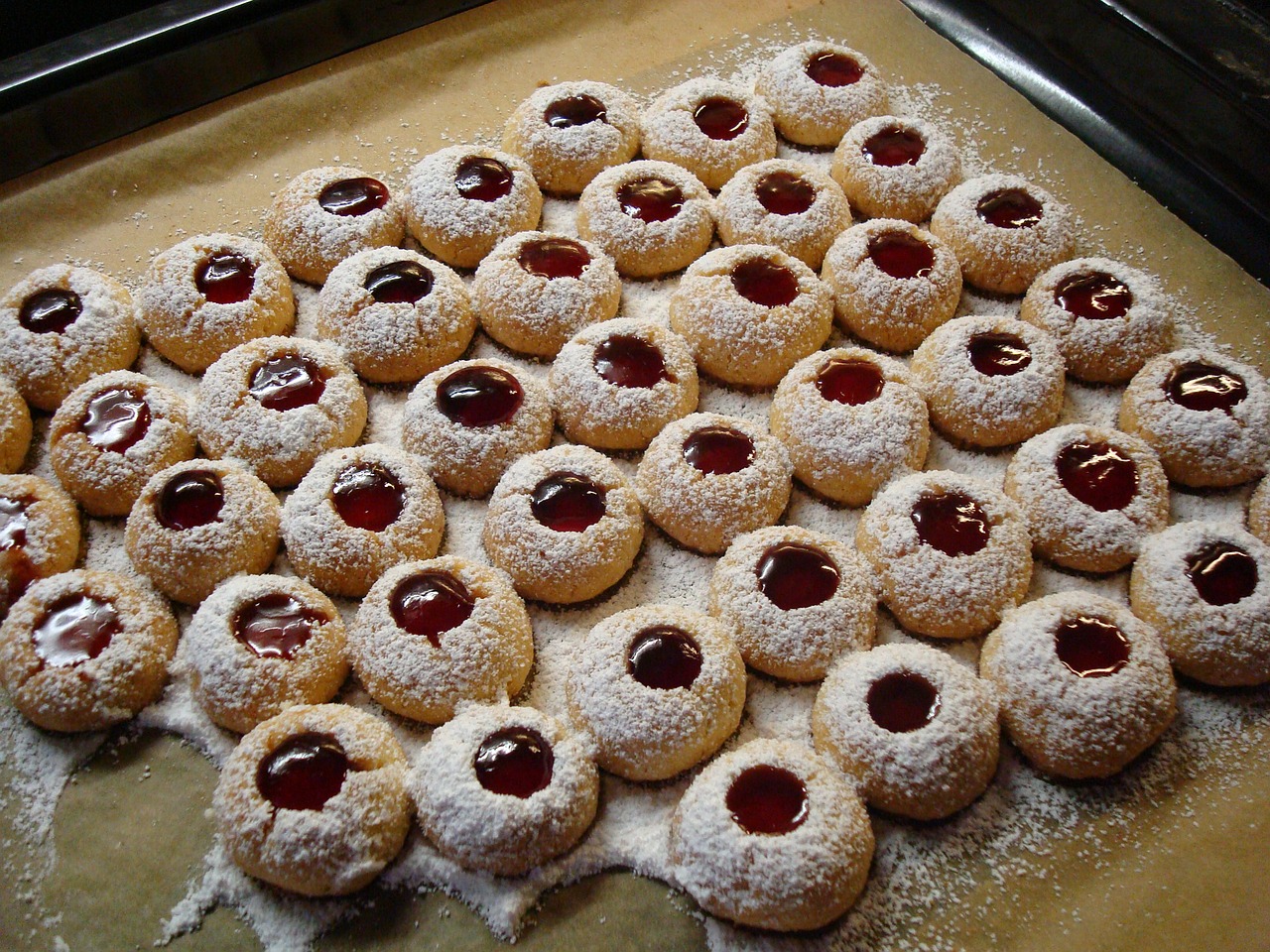 The Difference Between Baking Sheets, Cookie Sheets and Jellyroll Pans